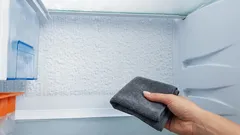 So werden Sie Eisablagerungen im Kühlschrank los: wirksame Methoden mit einem Handtuch und Vorbeugung